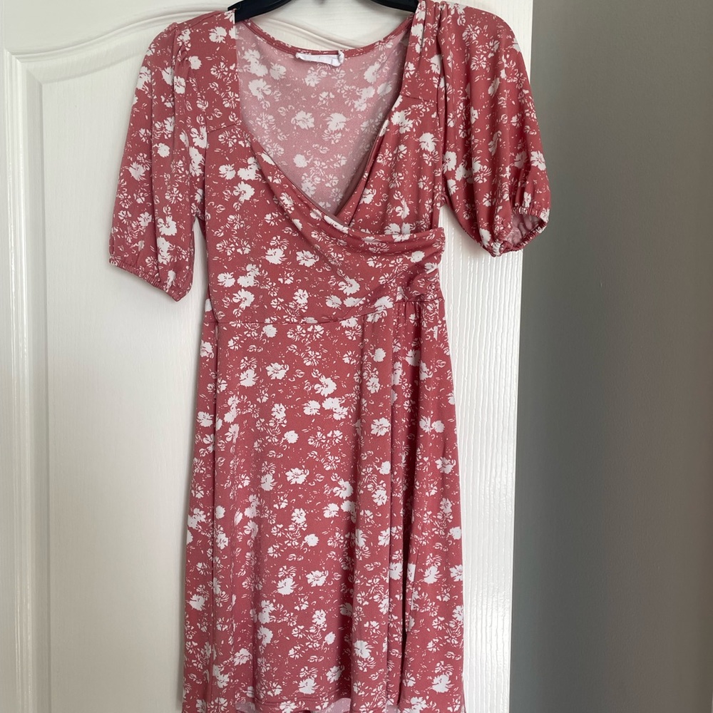 All in Favor small peach/coral dress with loose fitted sleeves
